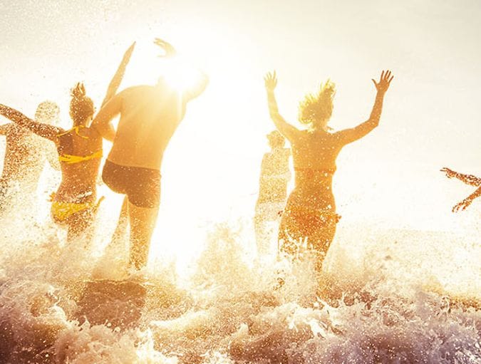 Wearing_contact_lenses_on_the_beach_row_1