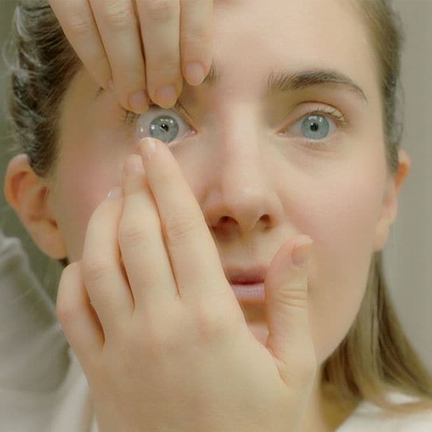 Wearing_contact_lenses_for_the_first_time:_our_tips_row_8