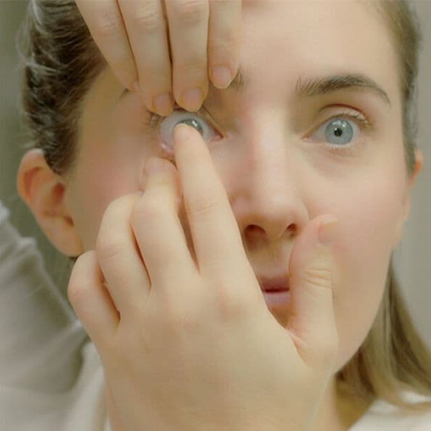 How_to_put_in_contact_lenses_row_5