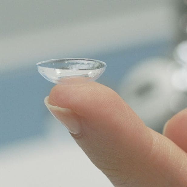 How_to_put_in_contact_lenses_row_3