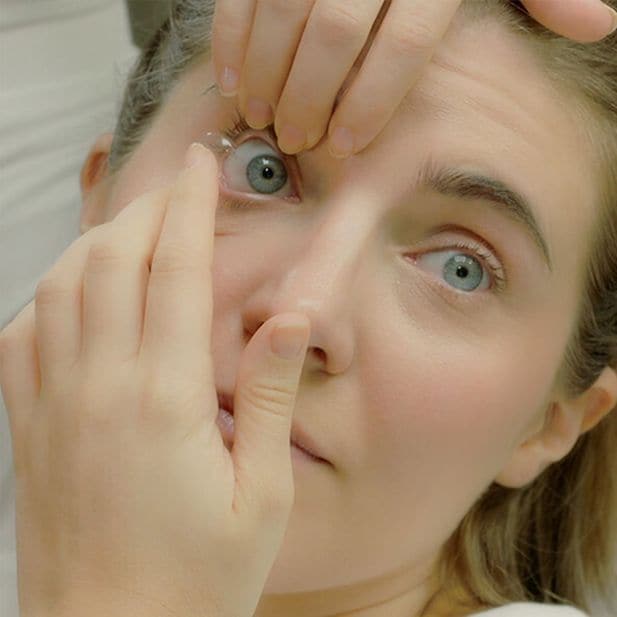 How_to_put_in_contact_lenses_row_4
