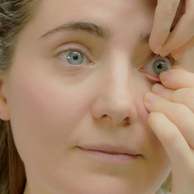 How_to_remove_contact_lenses_row_6