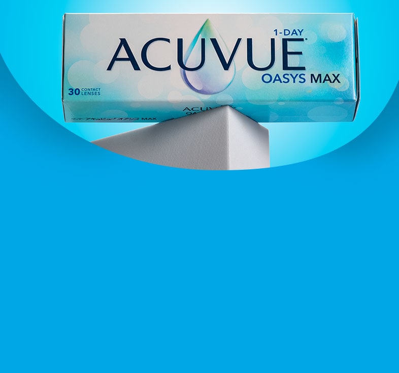 Deux boîtes de lentilles de contact everclear ELITE sur fond bleu.