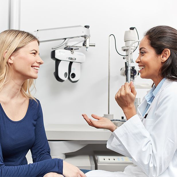 Optometrist raadpleegt patiënt 
