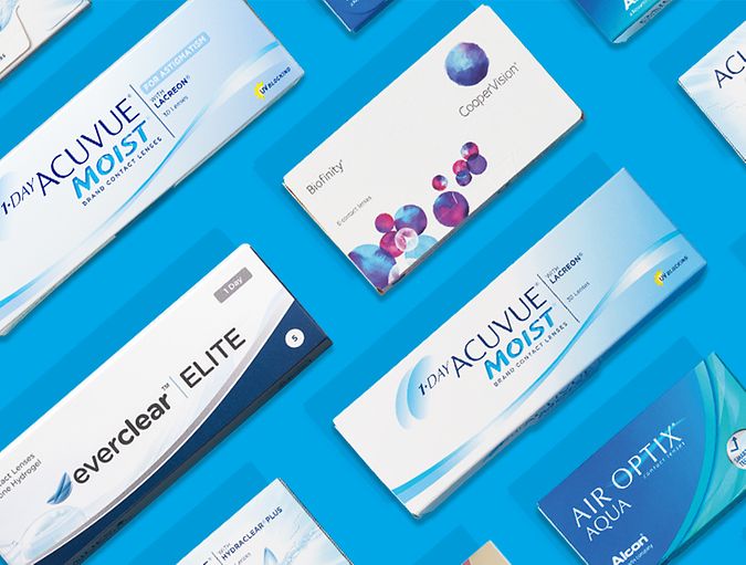 Plusieurs boîtes de lentilles de contact sur fond bleu.