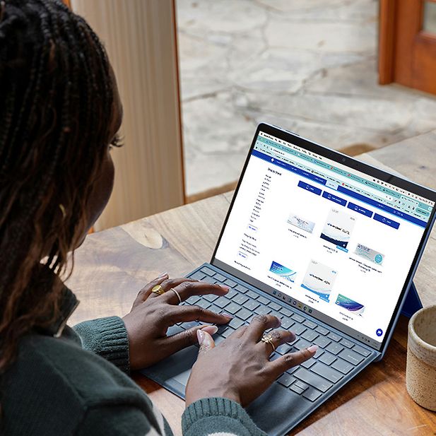 Vue plongeante sur une internaute visualisant la liste de produits vendus sur le site de Vision Direct. 