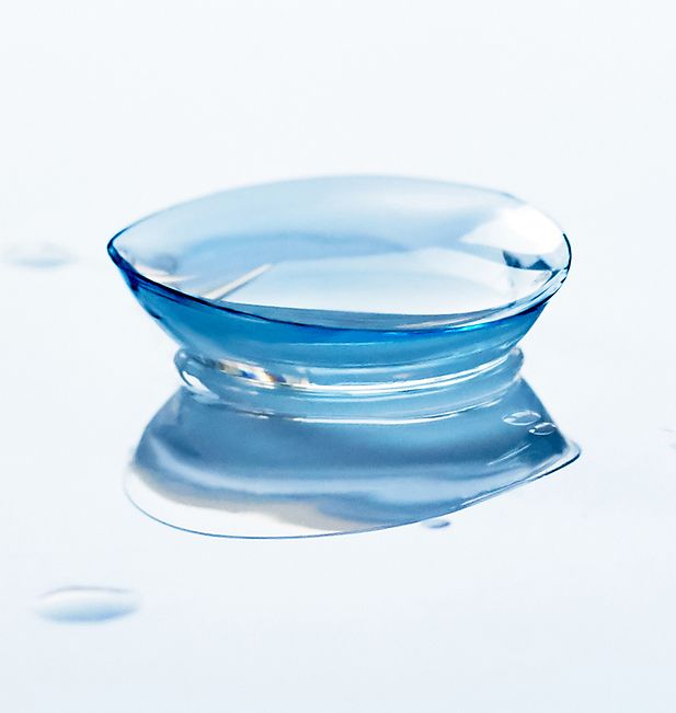 Deux lentilles de contact mouillées.