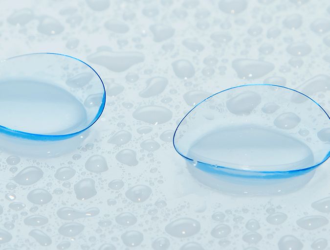 Twee silicone hydrogel lenzen.