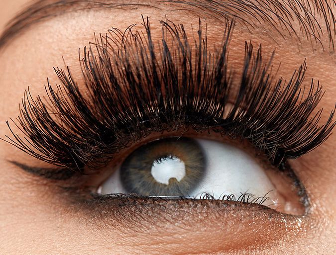Extension de cils sur œil maquillé.