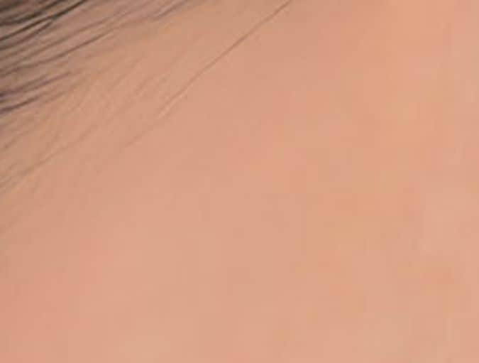 Close-up van een oog met lange, volle wimperextensions en make-up