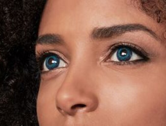 Gros plan du visage d’une femme portant des lentilles de couleur bleues.
