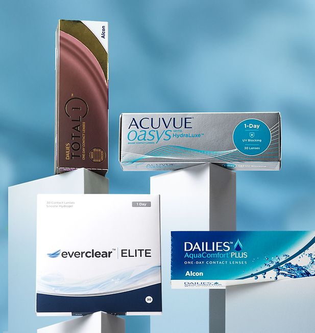 Gros plan sur des blisters de lentilles de contact sur fond rouge.