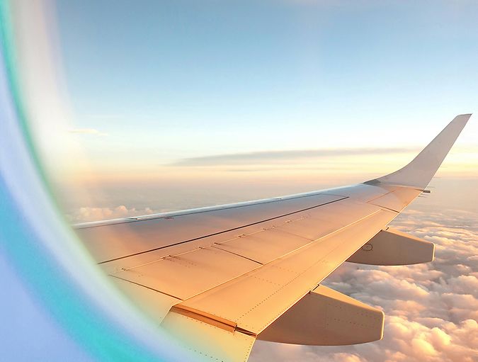 Un avion de ligne en plein vol, vu de dessous.