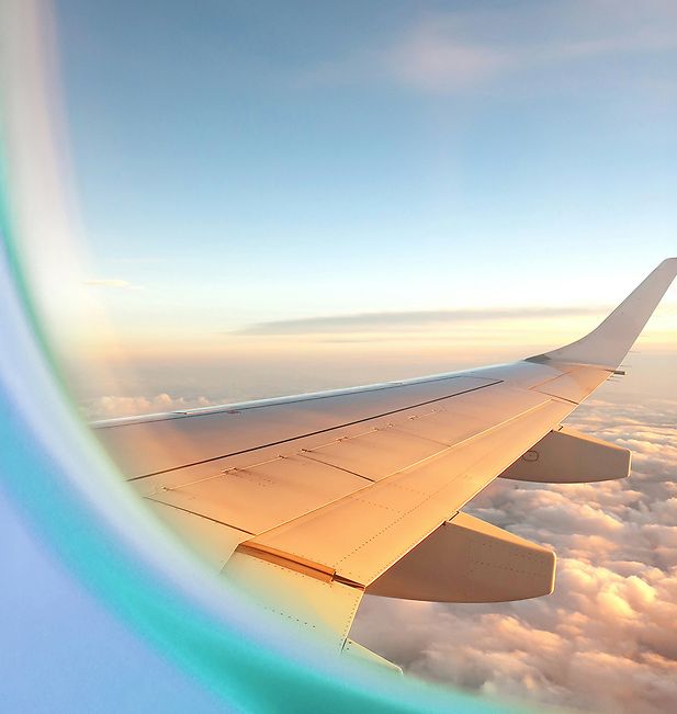 Un avion de ligne en plein vol, vu de dessous.