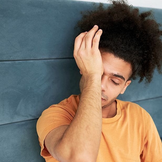 A close-up illustration of how a lens fits over the cornea vs when it’s loose