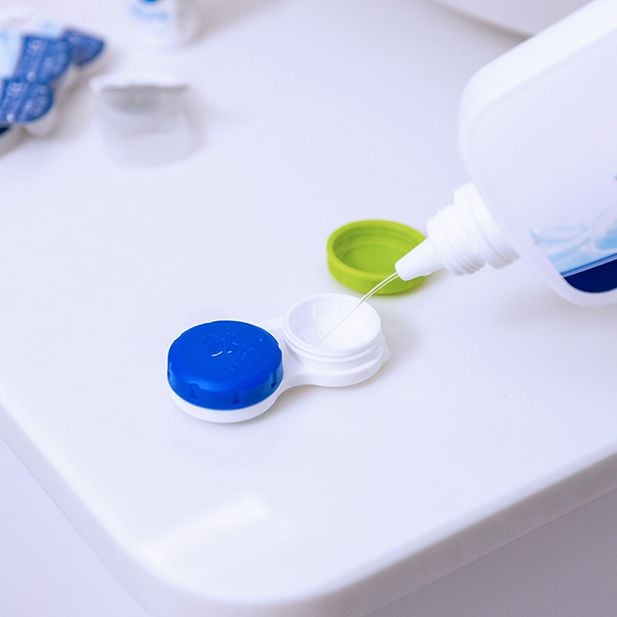 Lenzendoosje wordt gevuld met lenzenvloeistof